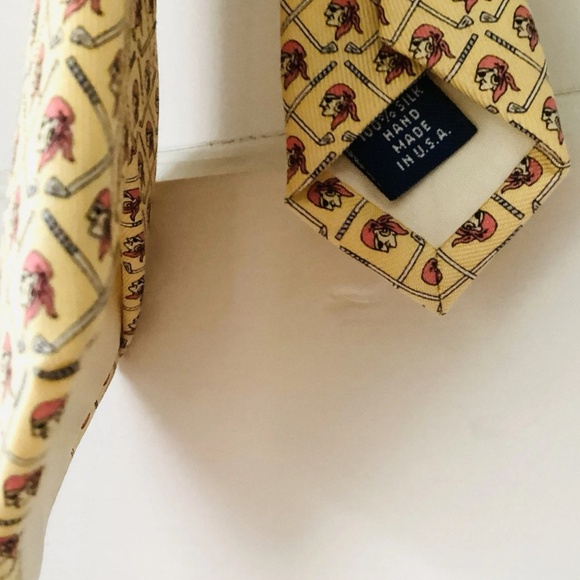 Vineyard Vines Custom Collection Men’s Tie Yellow Golf 100% Silk Made in USA - Picture 4 of 7